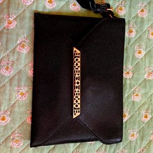 Stella and Dot wristlet with card compartment